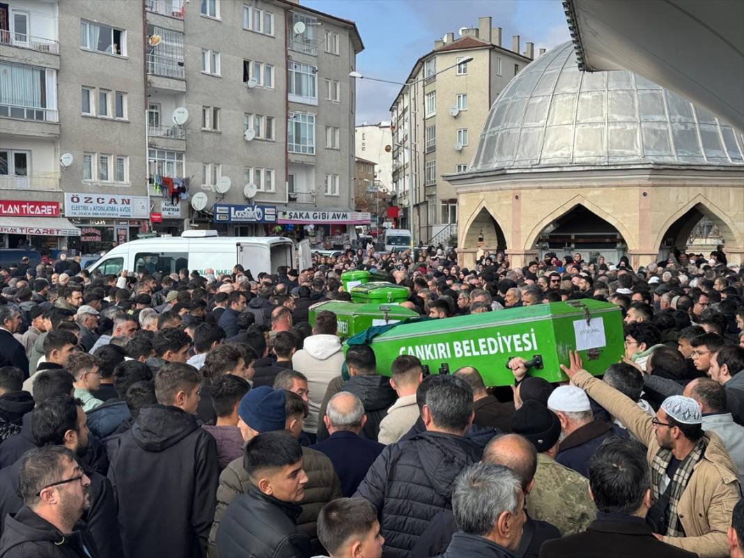 Feci kazada aynı aileden 5 kişi can vermişti! Anne ve çocukları toprağa verildi 6